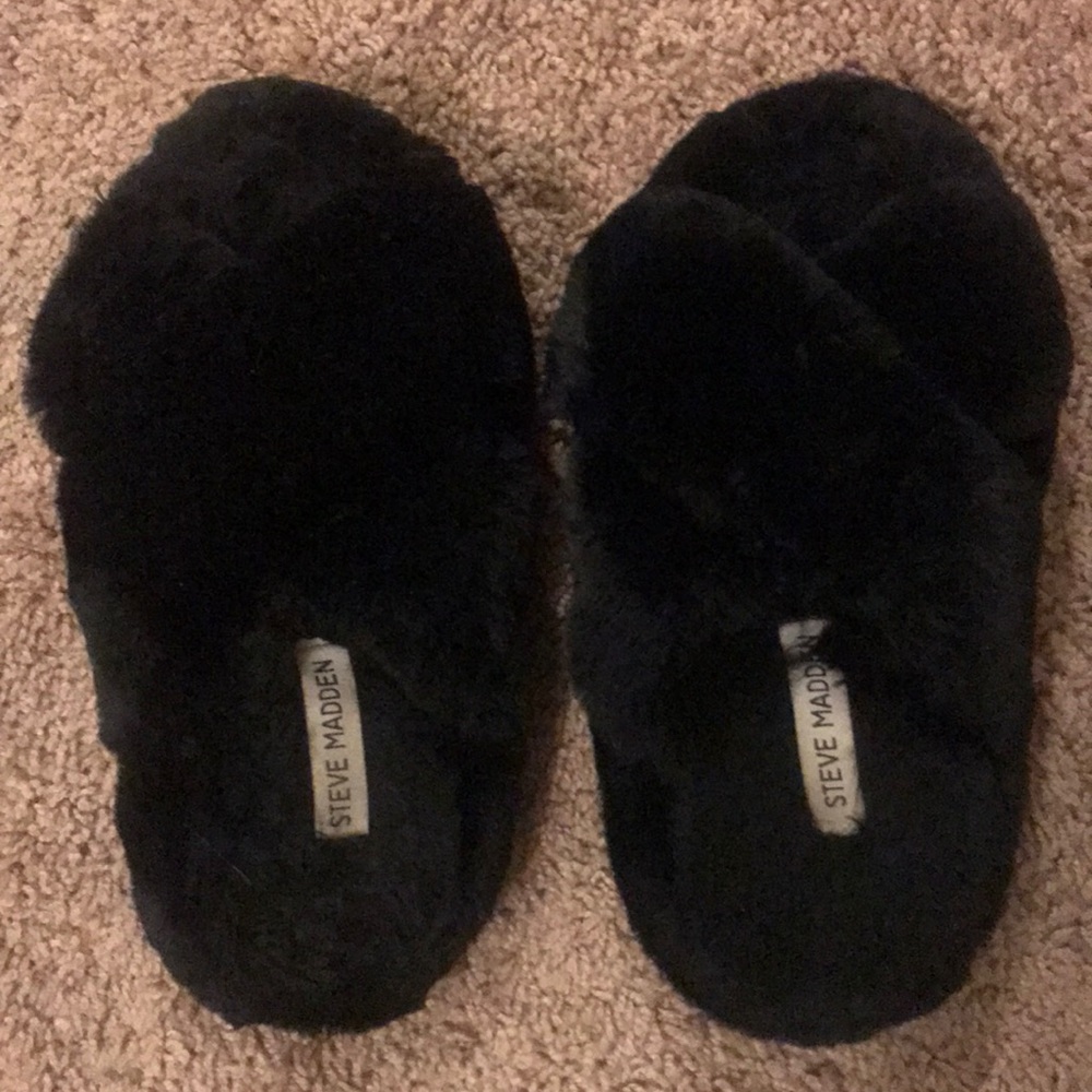 Black fluffy slippers